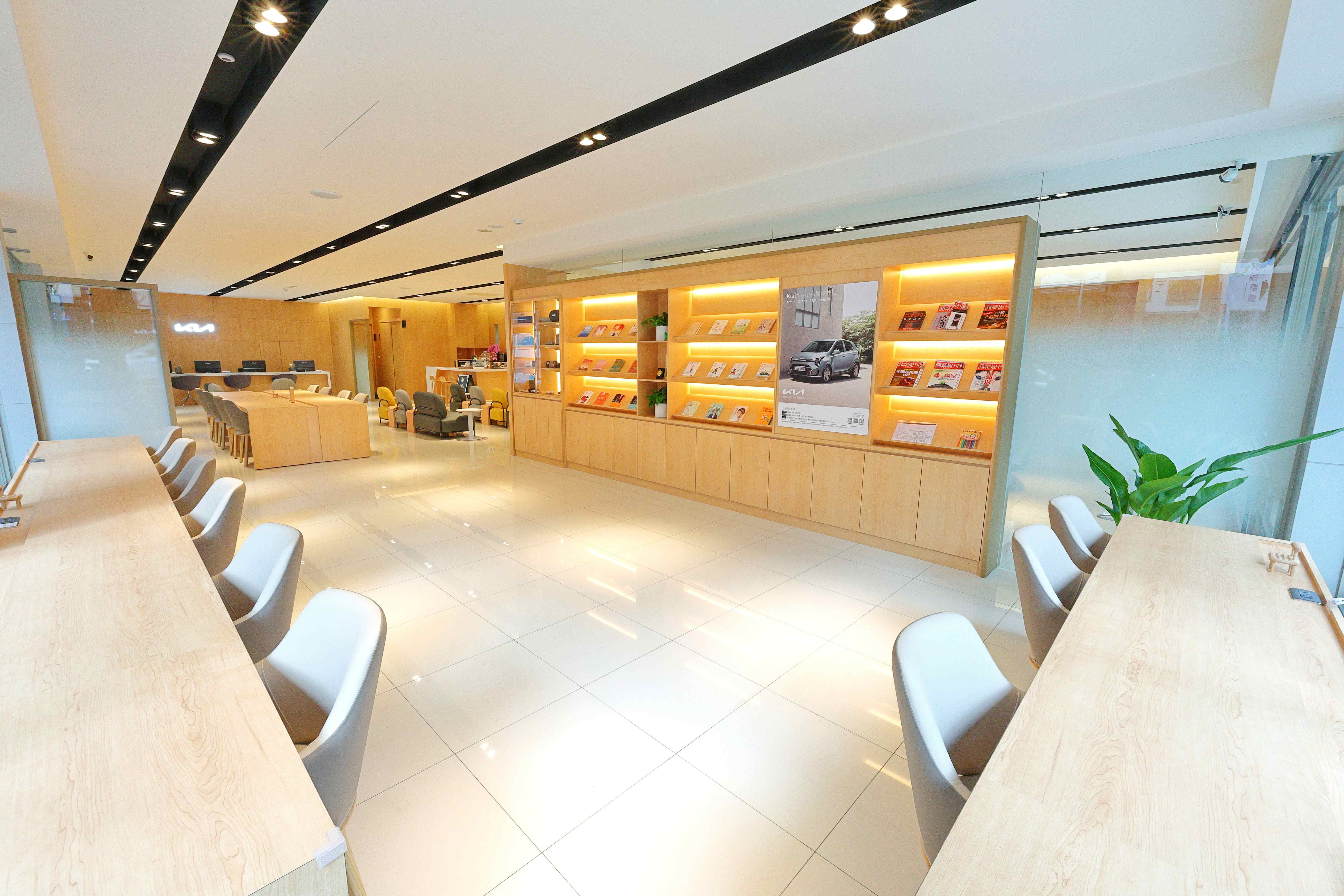 5. 高挑書牆陳列精心挑選的書籍，溫潤木質調與柔和燈光交織出靜謐雅緻的空間，猶如圖書館般的氛圍。